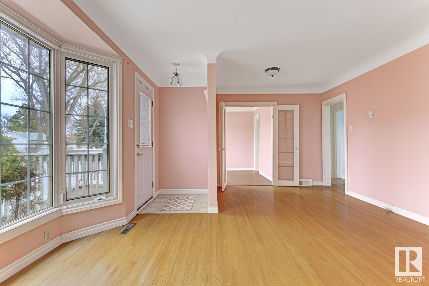 Property at 7621 91 AV NW image 3