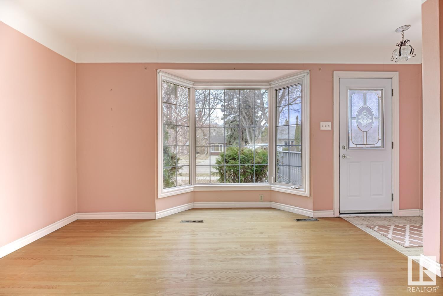 Property at 7621 91 AV NW image 4