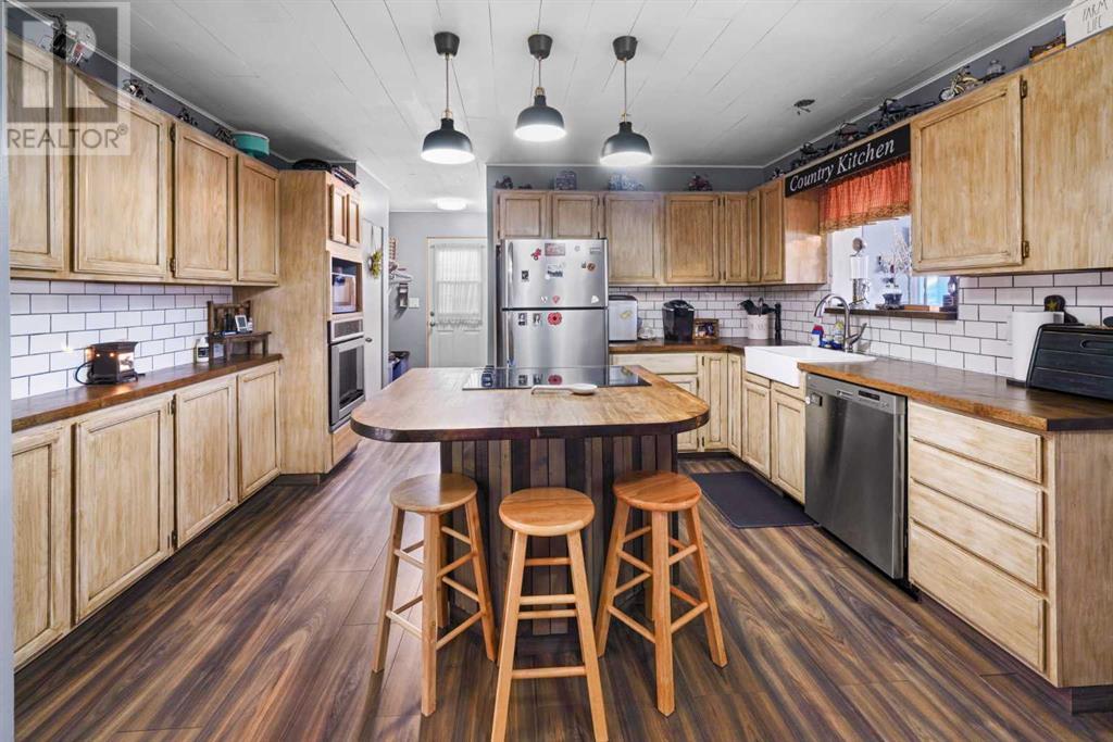 Property at 4110 33 Street image 4