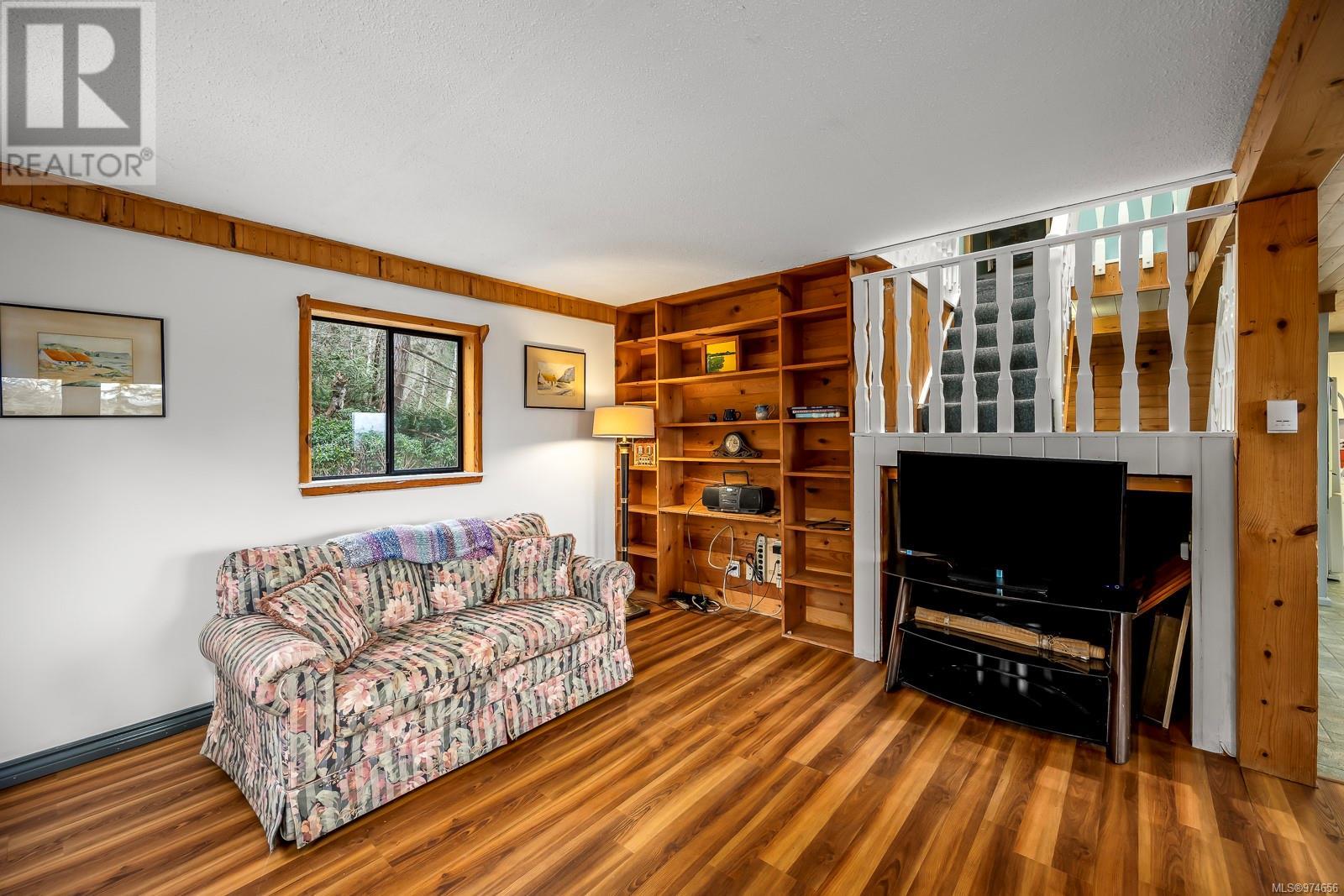 Property at 915 Mount Rd image 4