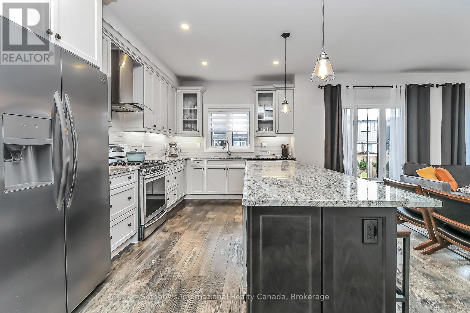 205 Yellow Birch Crescent, Blue Mountains, Ontario  L9Y 0Z3 - Photo 11 - X12106068