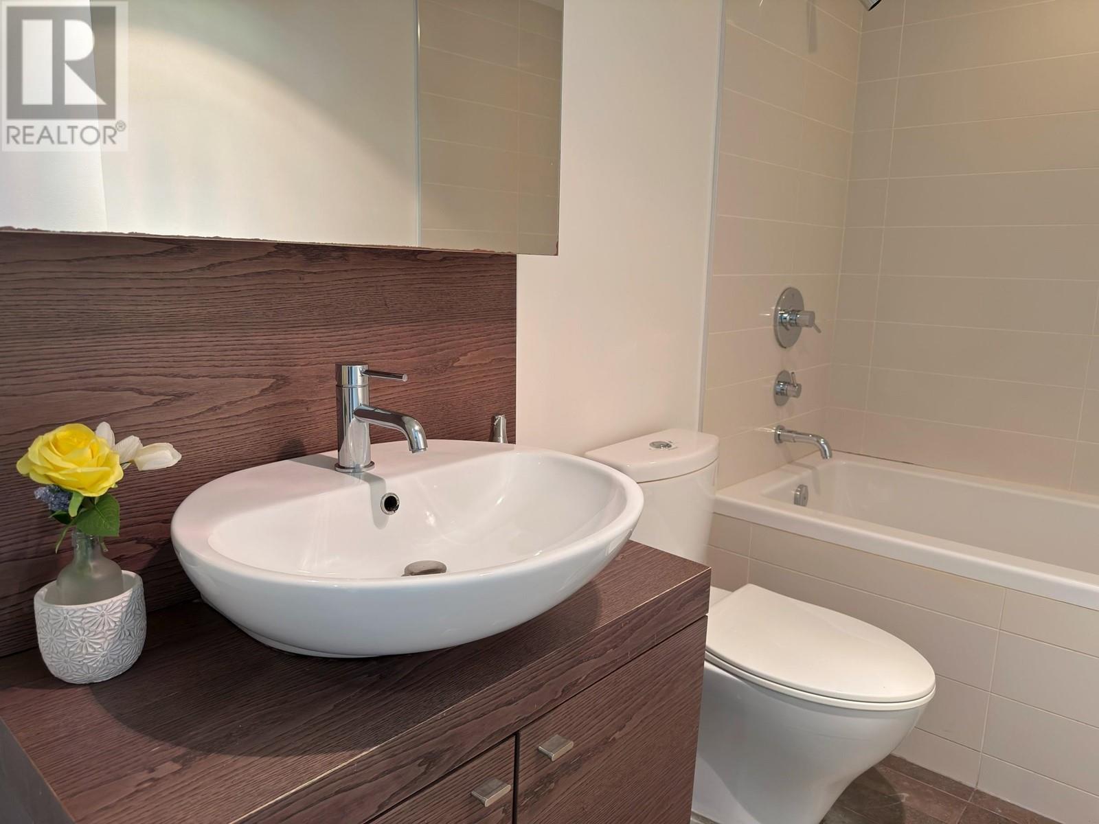 Listing Picture 10 of 14 : 1505 5782 BERTON AVENUE, Vancouver / 溫哥華 - 魯藝地產 Yvonne Lu Group - MLS Medallion Club Member