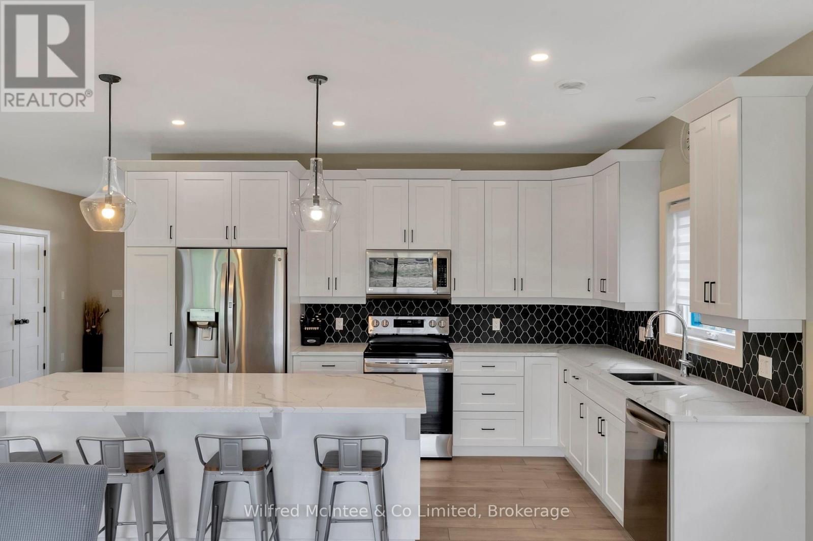 207 Irishwood Lane, Brockton, Ontario  N0G 2V0 - Photo 10 - X12107179