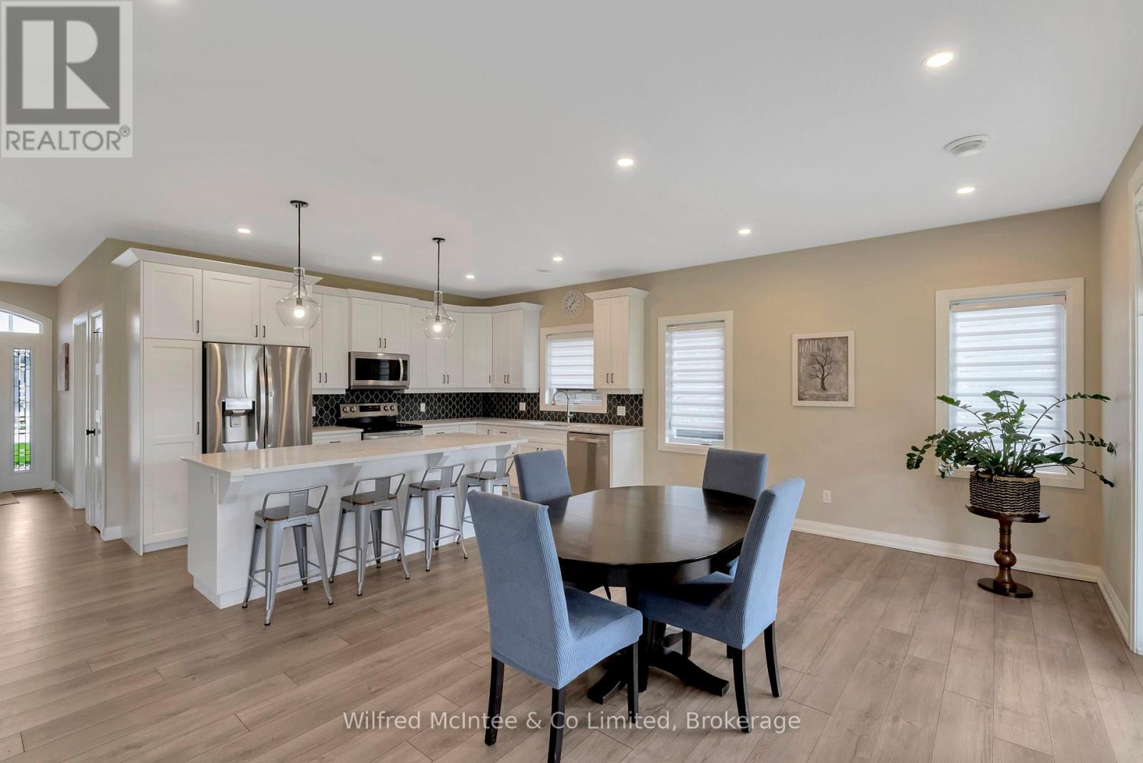 207 Irishwood Lane, Brockton, Ontario  N0G 2V0 - Photo 11 - X12107179