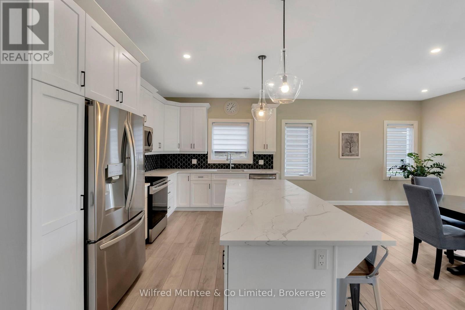 207 Irishwood Lane, Brockton, Ontario  N0G 2V0 - Photo 12 - X12107179