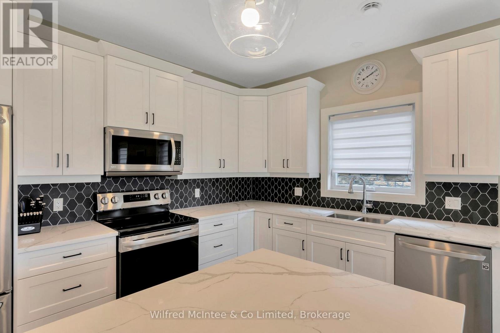 207 Irishwood Lane, Brockton, Ontario  N0G 2V0 - Photo 13 - X12107179