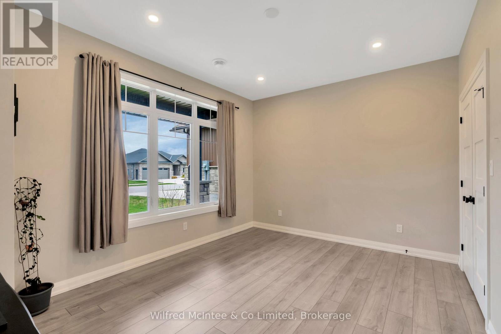 207 Irishwood Lane, Brockton, Ontario  N0G 2V0 - Photo 21 - X12107179