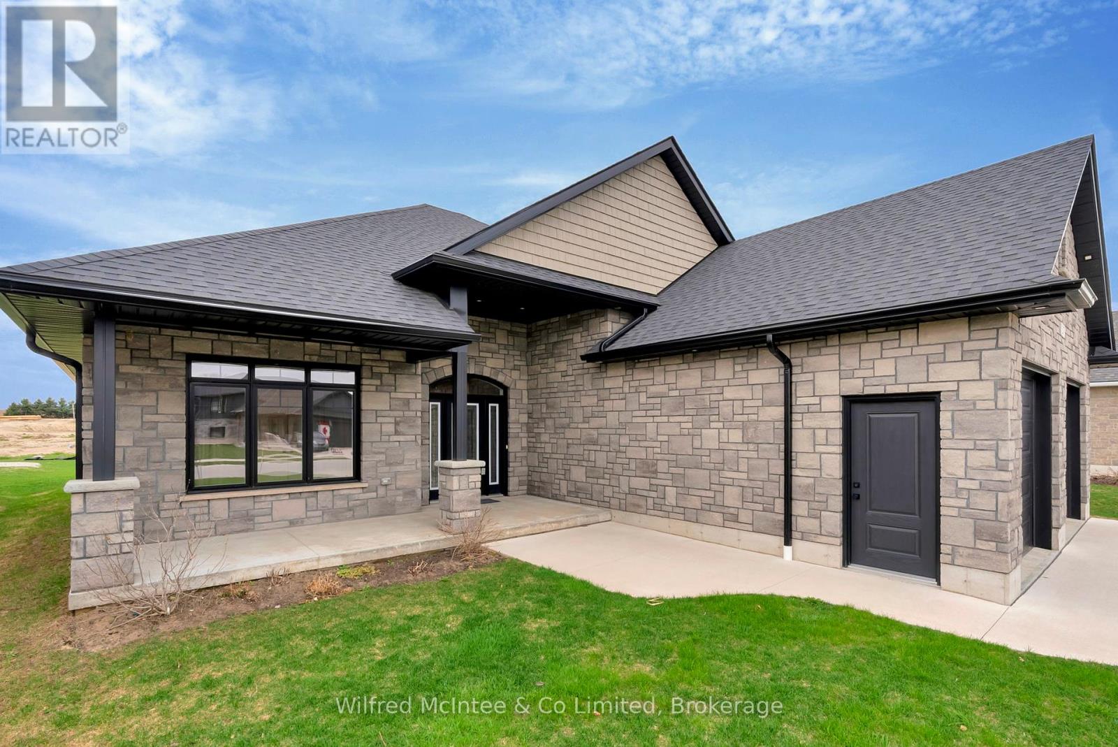 207 Irishwood Lane, Brockton, Ontario  N0G 2V0 - Photo 4 - X12107179