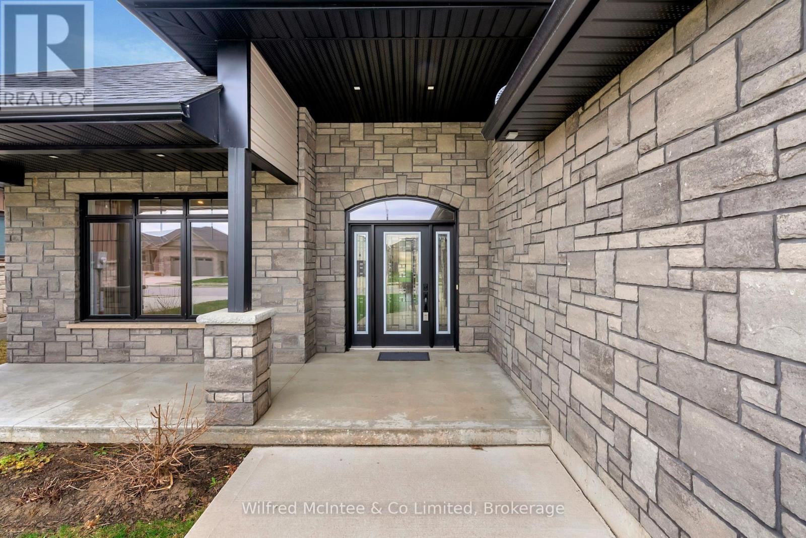 207 Irishwood Lane, Brockton, Ontario  N0G 2V0 - Photo 5 - X12107179