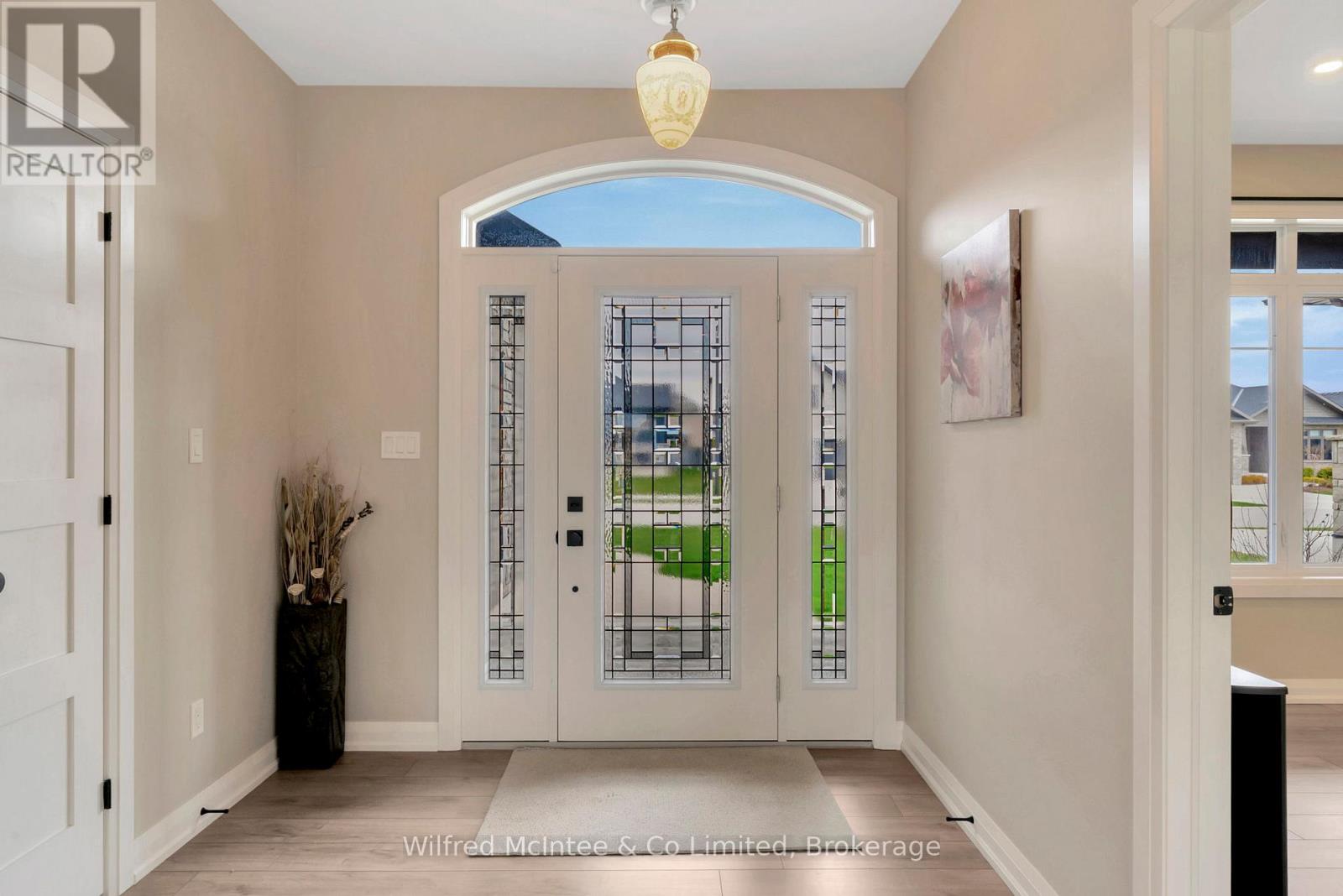 207 Irishwood Lane, Brockton, Ontario  N0G 2V0 - Photo 6 - X12107179