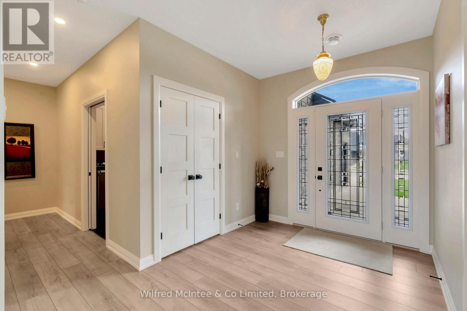 207 Irishwood Lane, Brockton, Ontario  N0G 2V0 - Photo 7 - X12107179