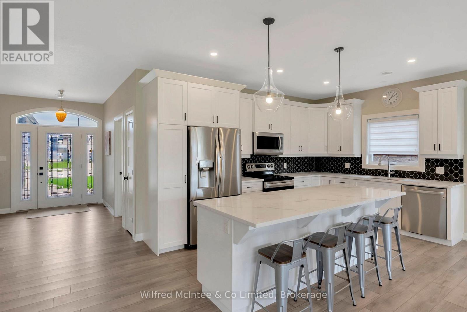 207 Irishwood Lane, Brockton, Ontario  N0G 2V0 - Photo 8 - X12107179
