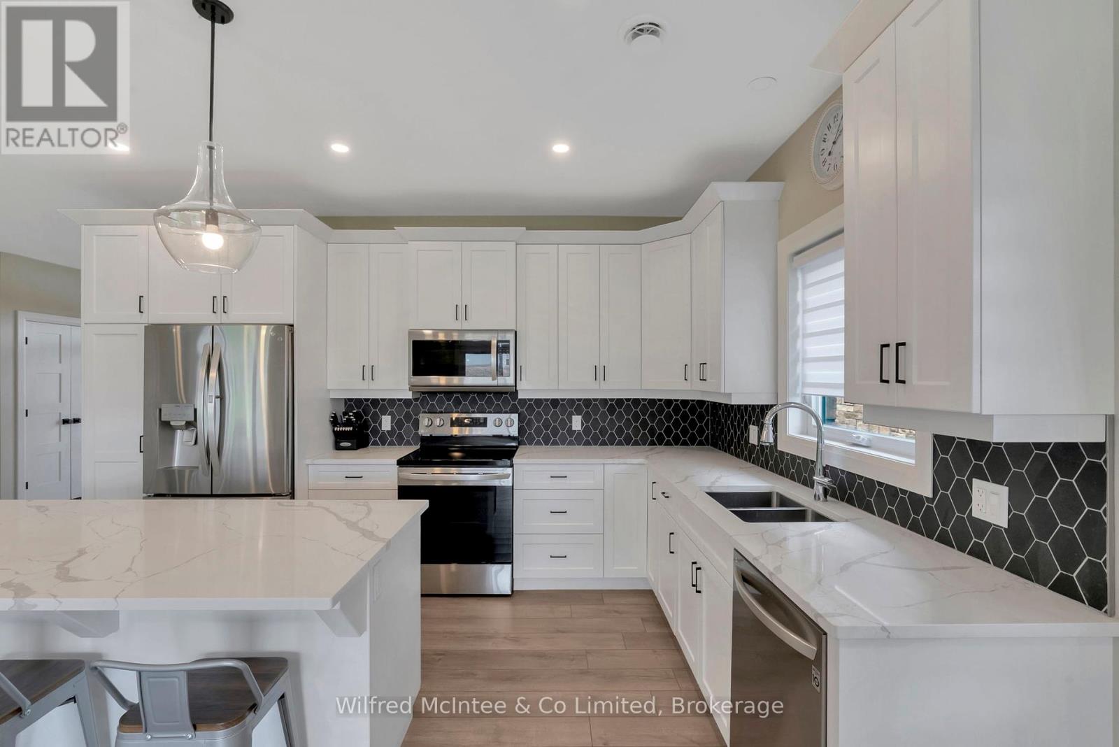 207 Irishwood Lane, Brockton, Ontario  N0G 2V0 - Photo 9 - X12107179