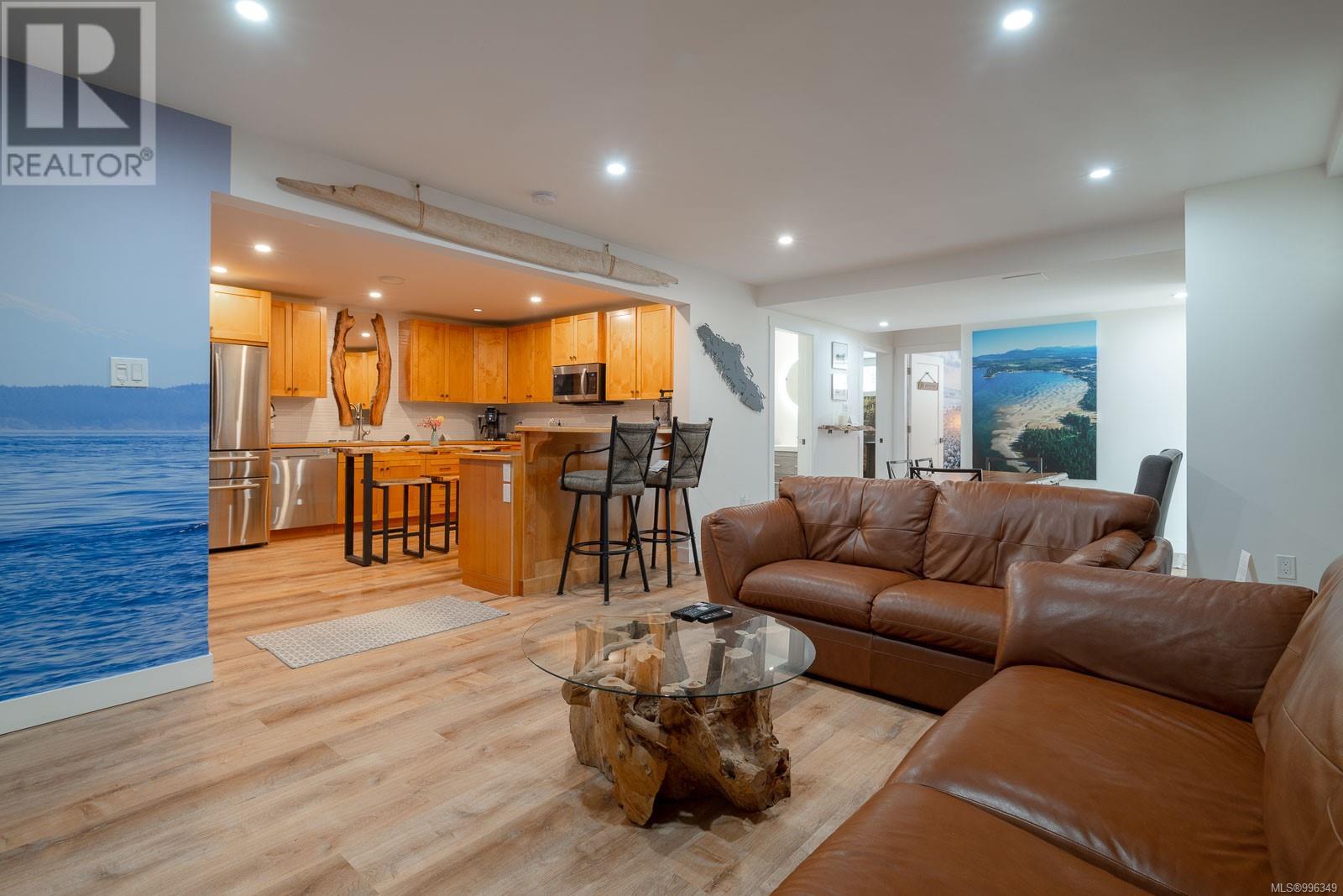 Property at 1025 Maple Lane Dr image 2