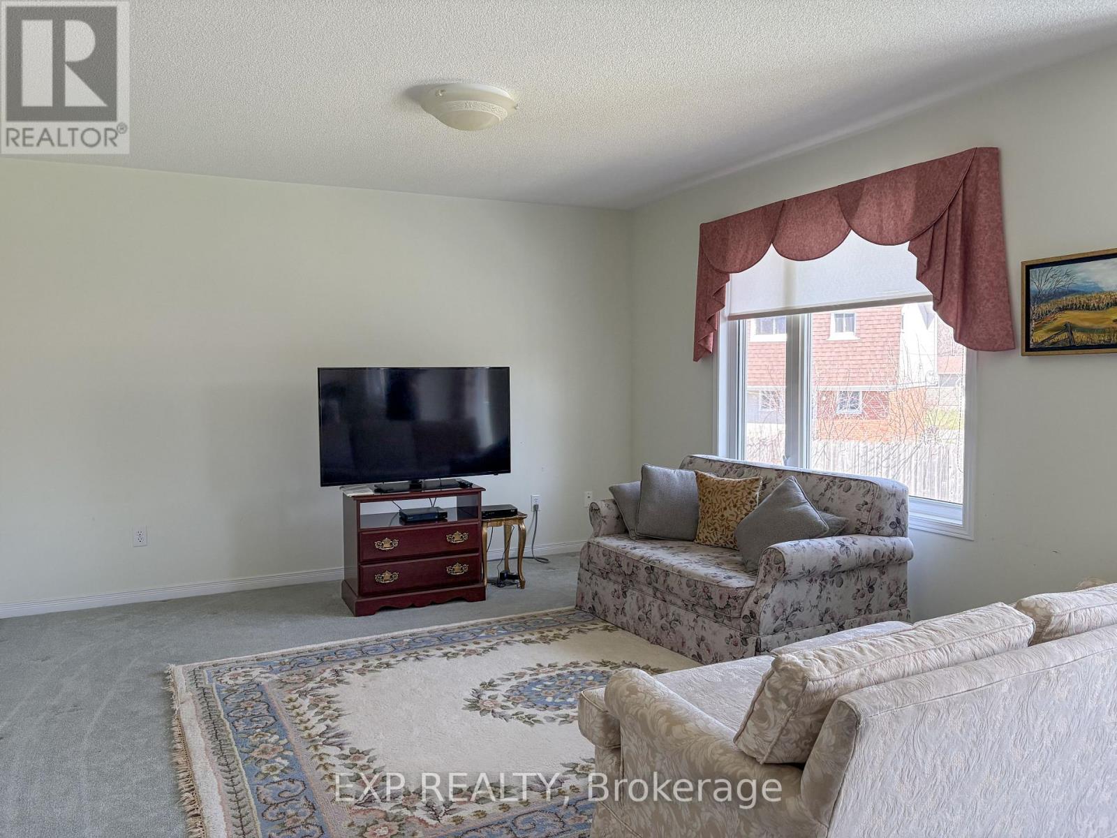 Property at 213 VANIER CRESCENT image 4