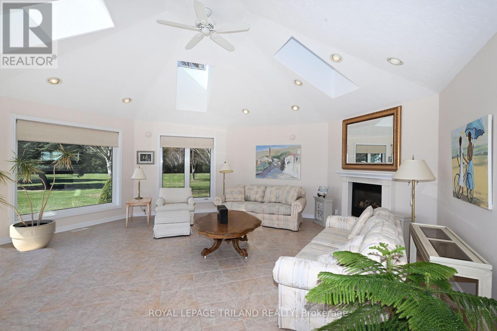 7154 Talbot Trail, Chatham-Kent, Ontario  N0P 1A0 - Photo 11 - X12107320