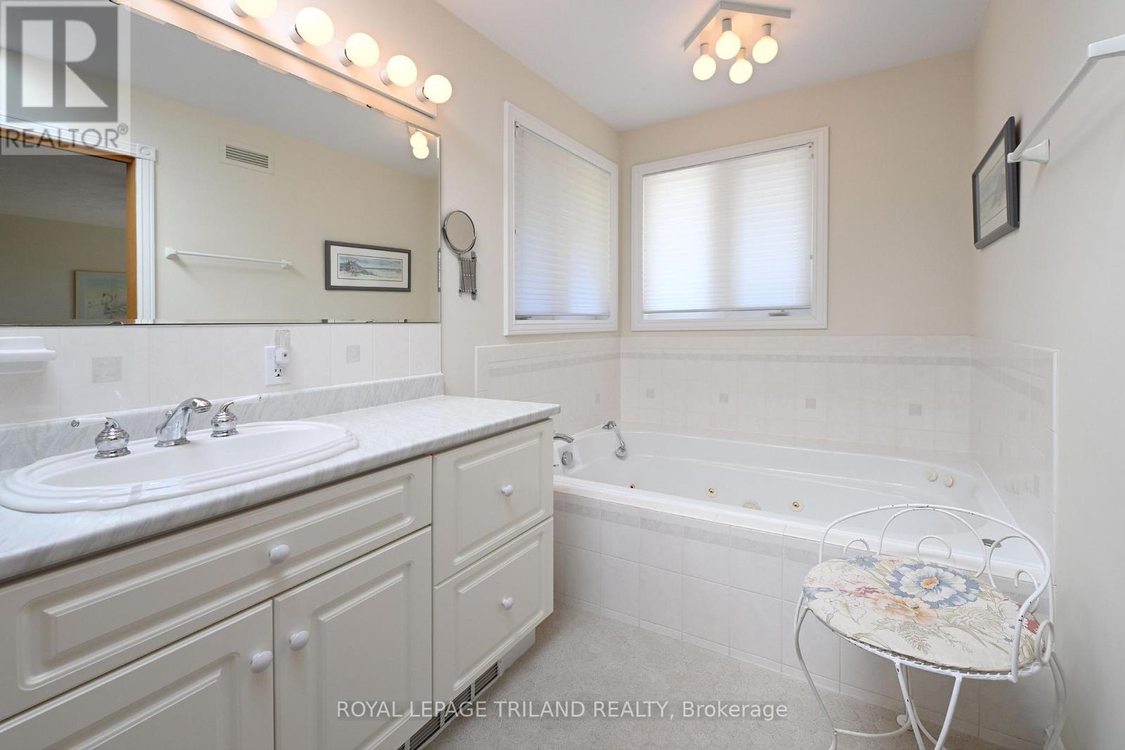 7154 Talbot Trail, Chatham-Kent, Ontario  N0P 1A0 - Photo 16 - X12107320