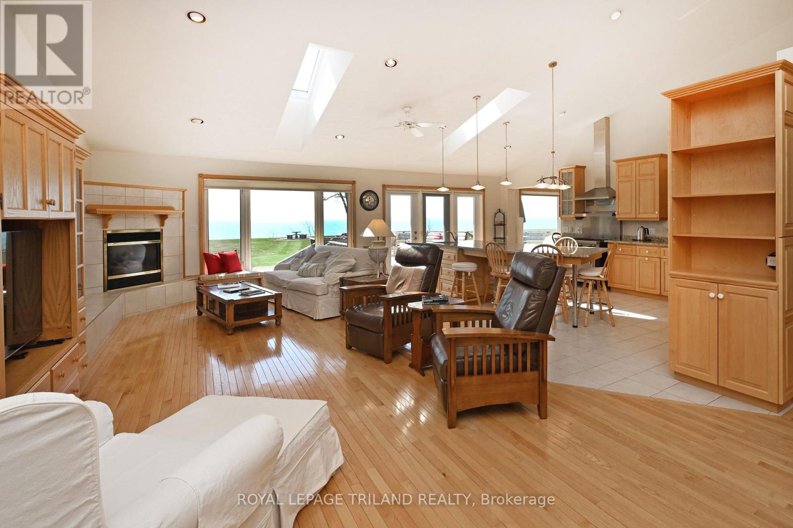 7154 Talbot Trail, Chatham-Kent, Ontario  N0P 1A0 - Photo 4 - X12107320