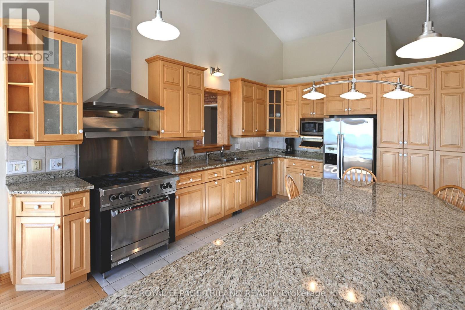 7154 Talbot Trail, Chatham-Kent, Ontario  N0P 1A0 - Photo 6 - X12107320