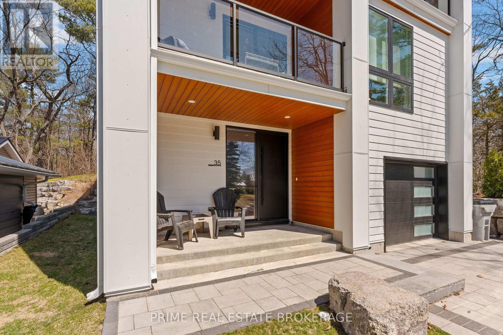 35 Walker Street, Lambton Shores, Ontario  N0M 1T0 - Photo 2 - X12018993