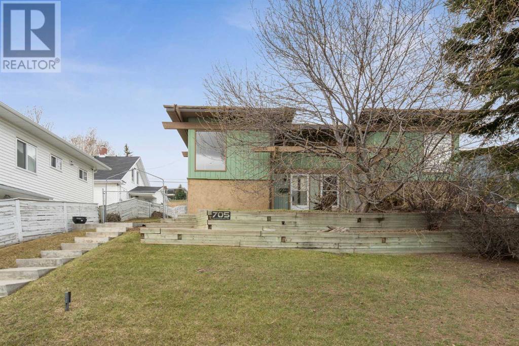 705 Tavender Road Nw, Calgary, Alberta  T2K 3M5 - Photo 2 - A2210830