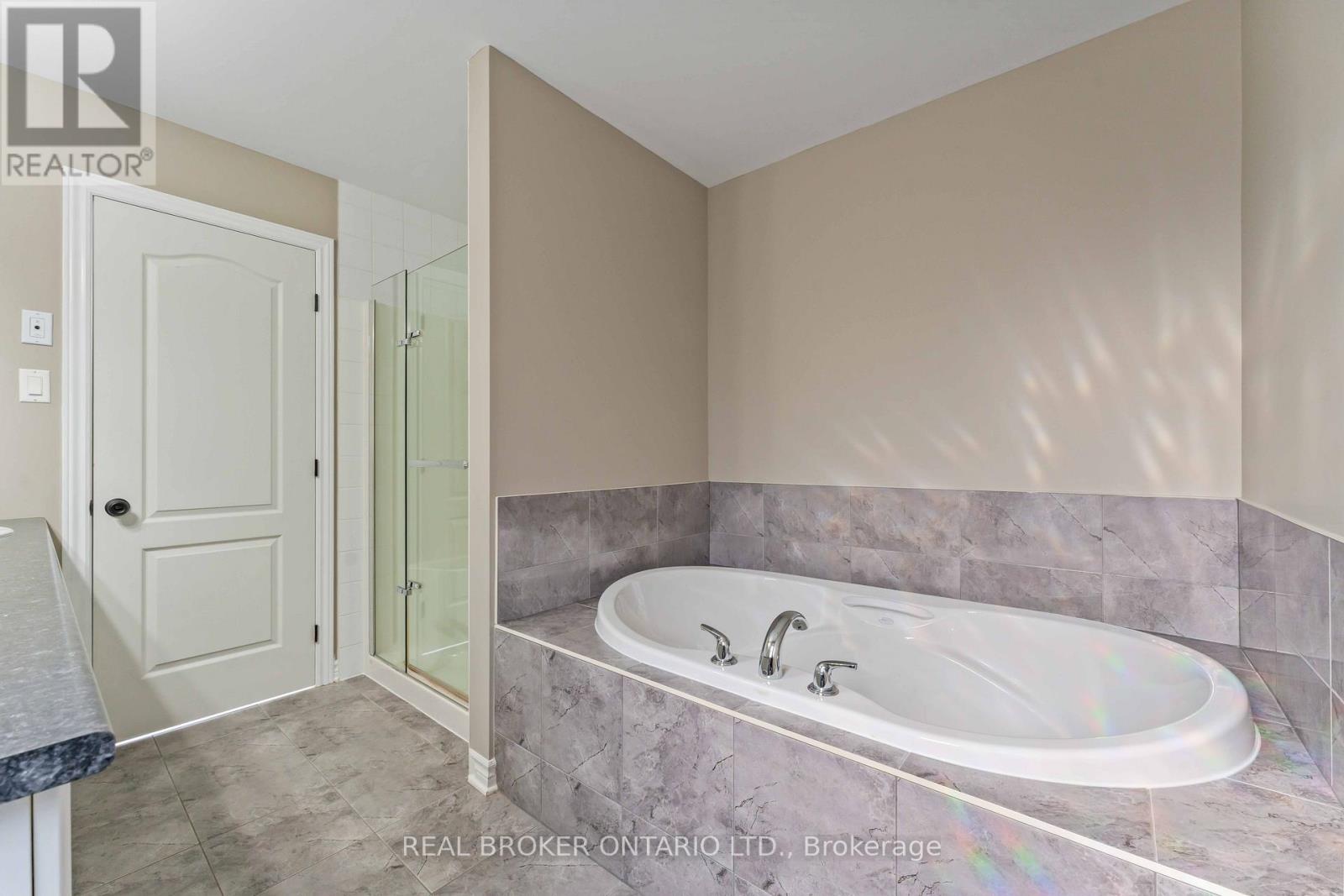 985 Bunchberry Way S, Ottawa, Ontario  K1T 0L6 - Photo 12 - X12107384