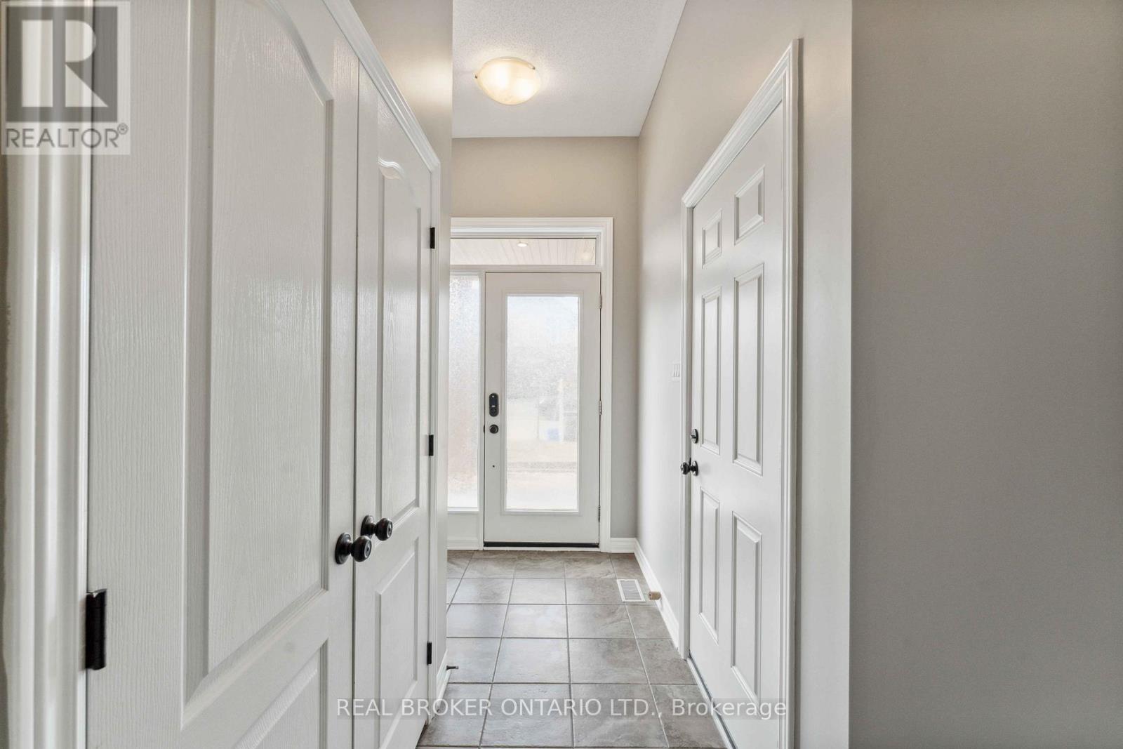 985 Bunchberry Way S, Ottawa, Ontario  K1T 0L6 - Photo 3 - X12107384