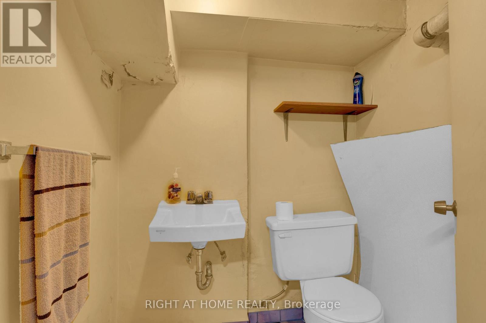 2025 Dufferin Street, Toronto, Ontario  M6E 3R3 - Photo 11 - W12107349