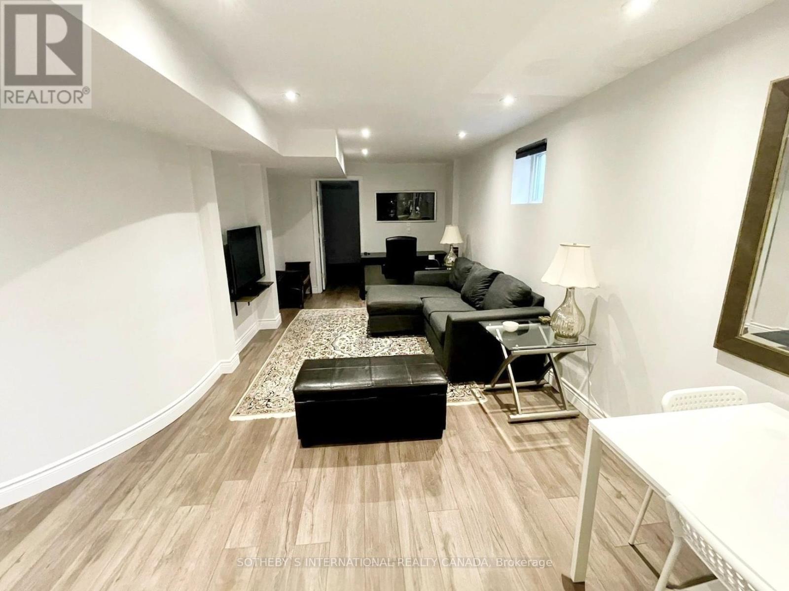 3281 Loyalist Drive, Mississauga, Ontario  L5L 5T6 - Photo 3 - W12107375