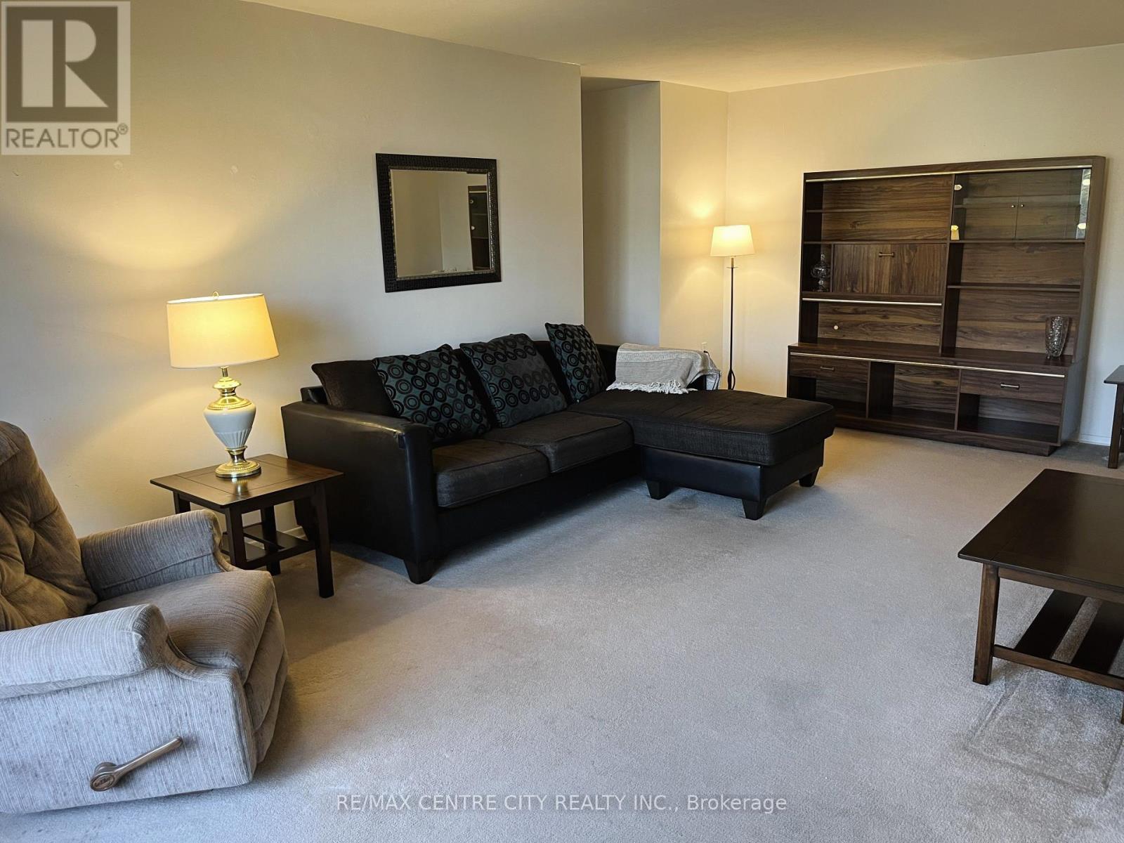 Property at 3 - 675 WONDERLAND ROAD S image 3