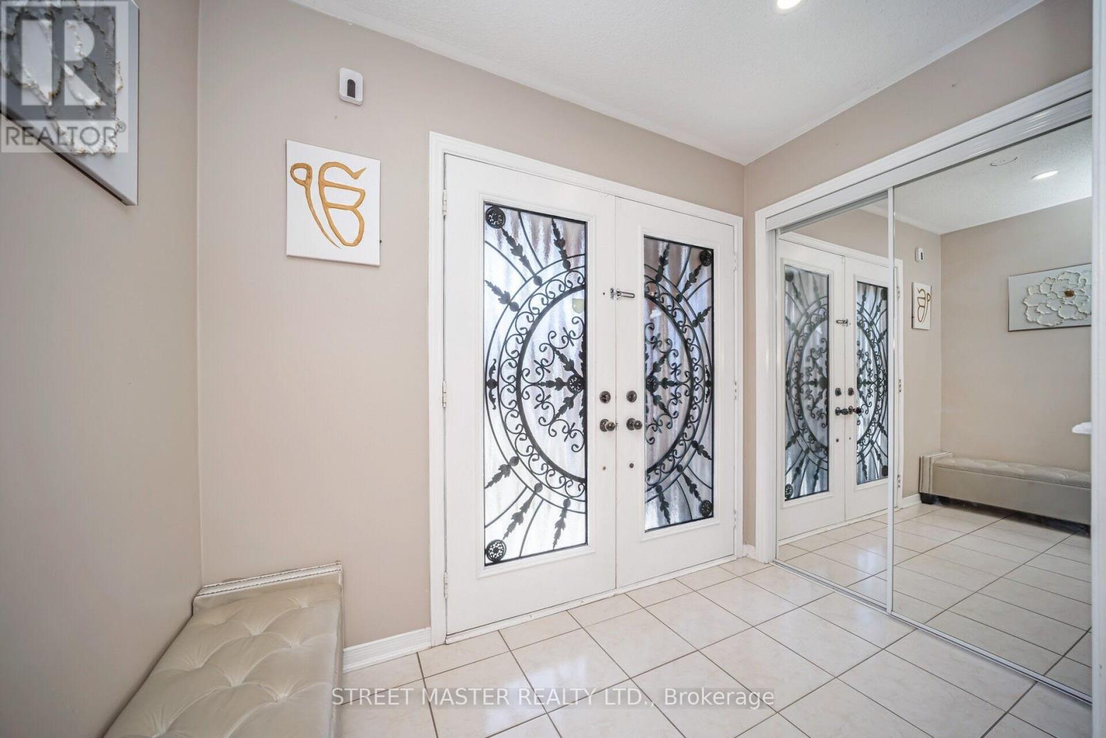 Property at 72 NEWINGTON CRESCENT image 4