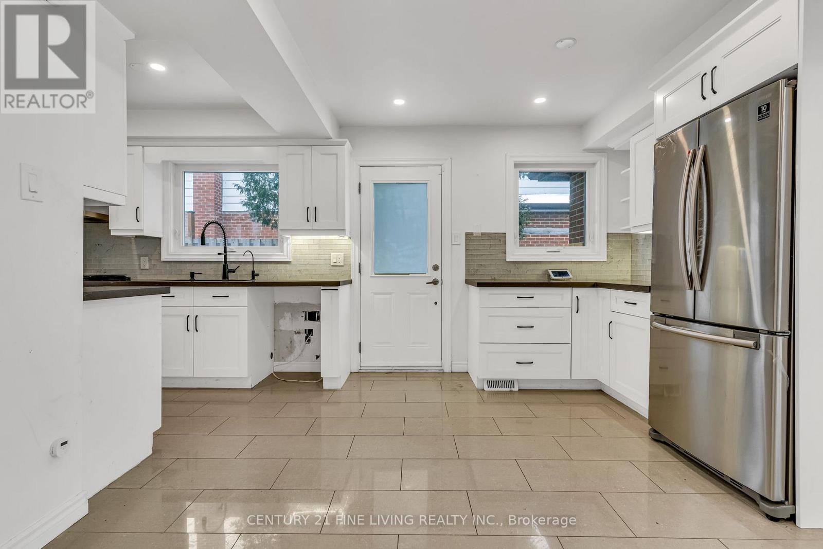 68 Radford Drive, Brampton, Ontario  L6V 2Y9 - Photo 4 - W12107587