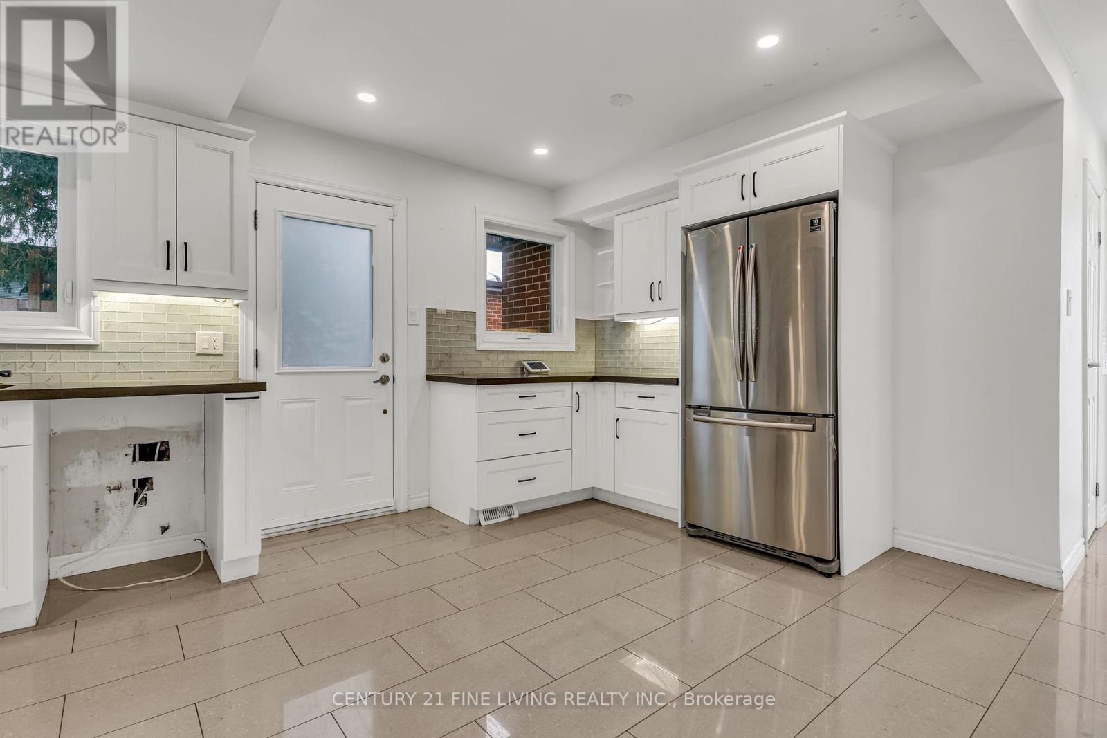 68 Radford Drive, Brampton, Ontario  L6V 2Y9 - Photo 5 - W12107587