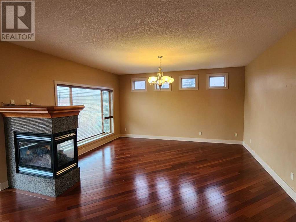 Property at 31 Cougarstone Point SW image 5