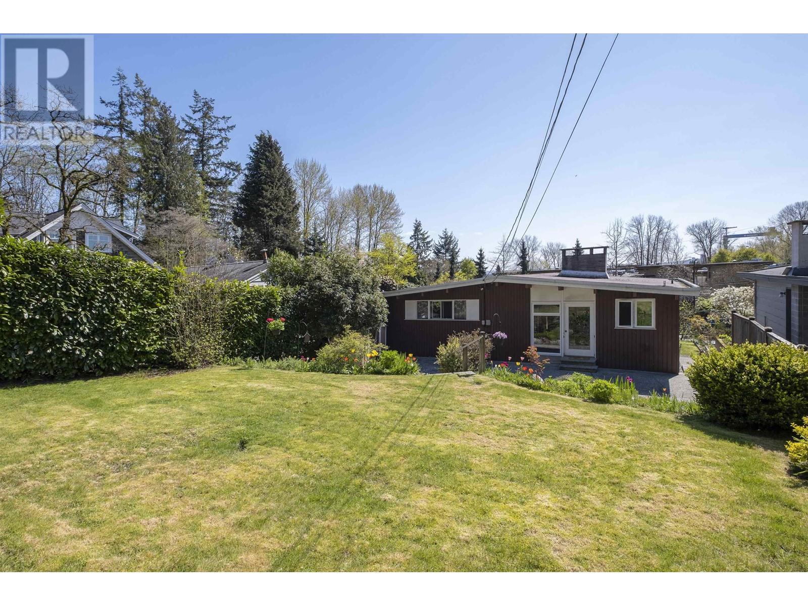 Property at 1008 W 17TH STREET image 3