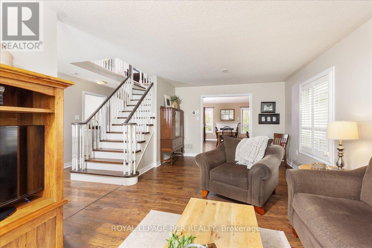 340 King Street E, East Gwillimbury, Ontario  L0G 1M0 - Photo 4 - N12107676