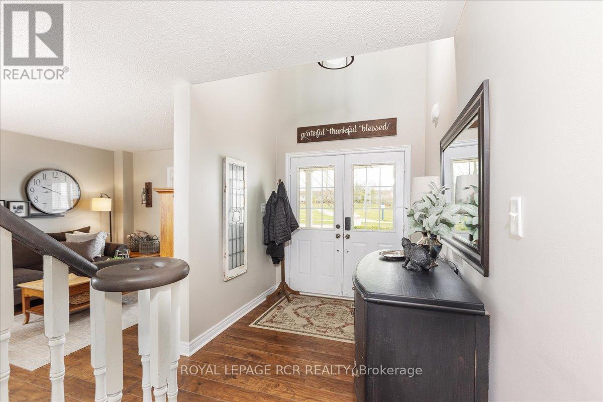 340 King Street E, East Gwillimbury, Ontario  L0G 1M0 - Photo 2 - N12107676