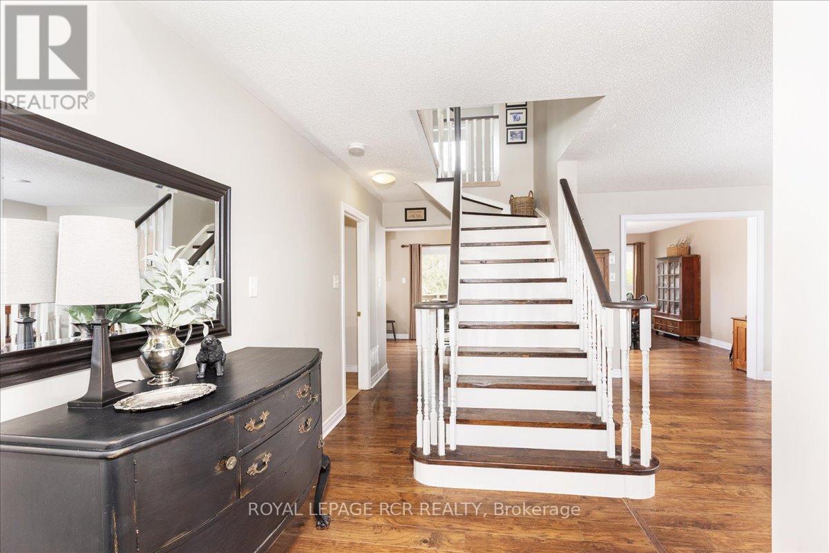 340 King Street E, East Gwillimbury, Ontario  L0G 1M0 - Photo 3 - N12107676