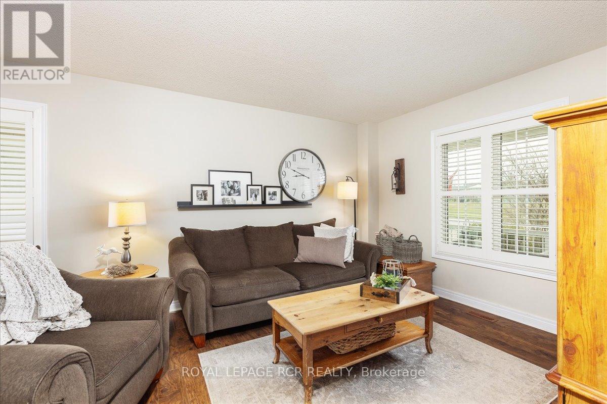340 King Street E, East Gwillimbury, Ontario  L0G 1M0 - Photo 5 - N12107676