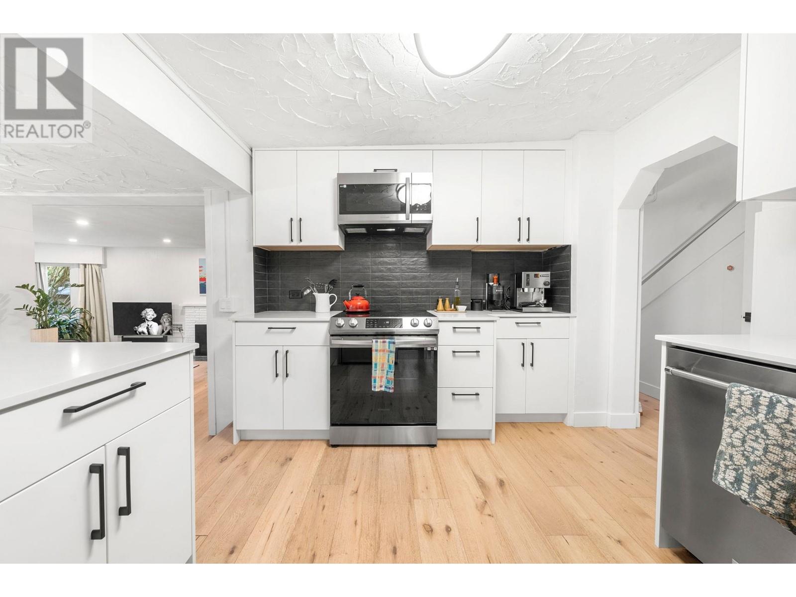 Property at 2052 CAPILANO ROAD image 3