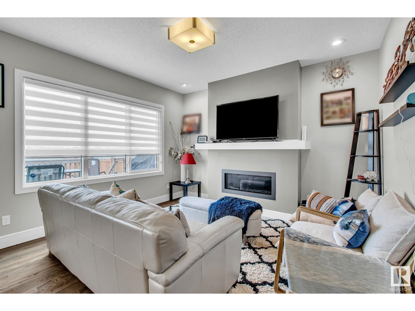 Property at 16404 12 AV SW image 3
