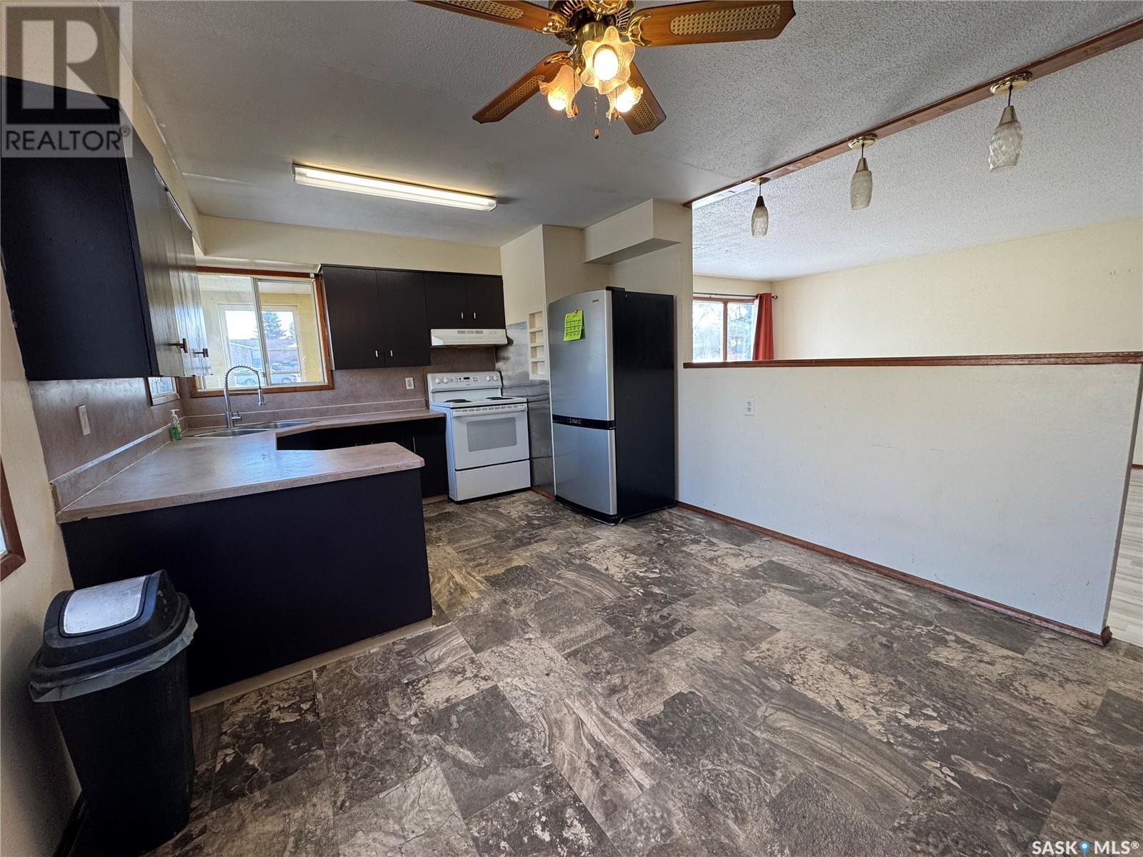 Property at 460 29th STREET E image 5