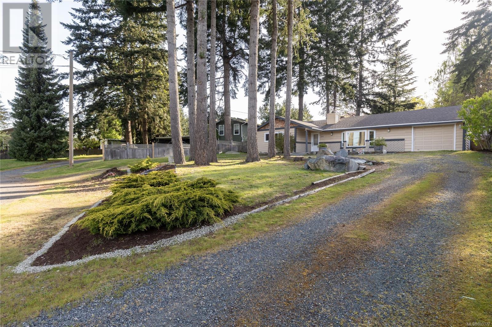 Property at 581 Sumac Dr image 3