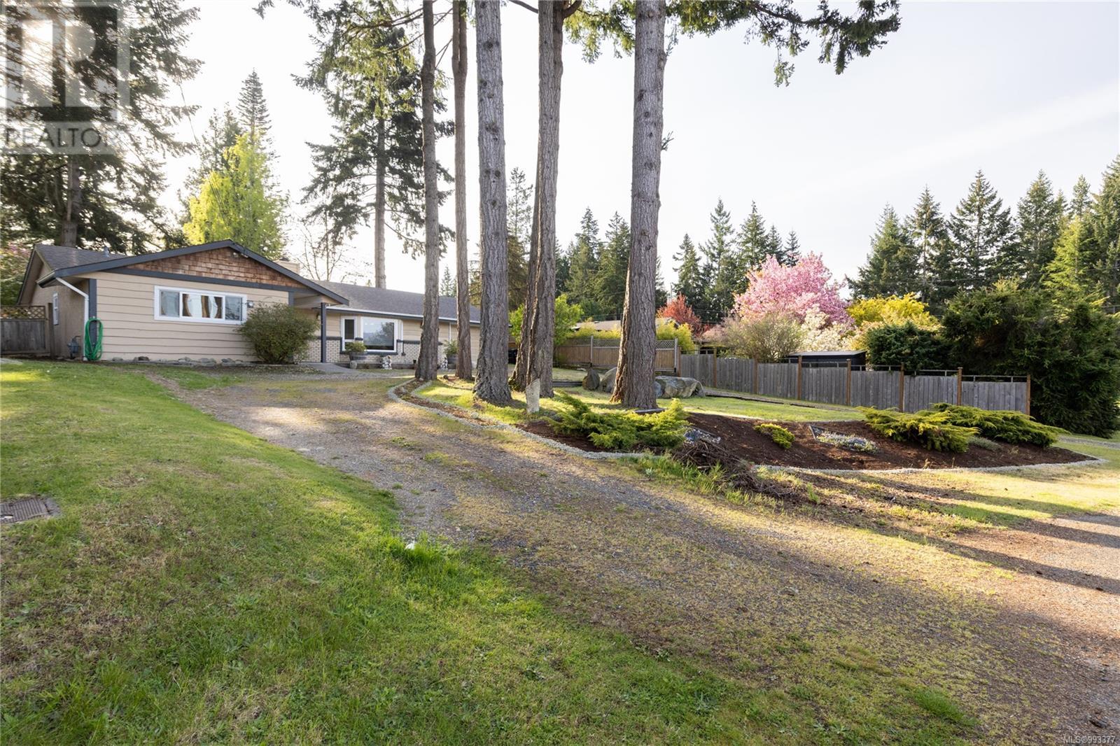 Property at 581 Sumac Dr image 4