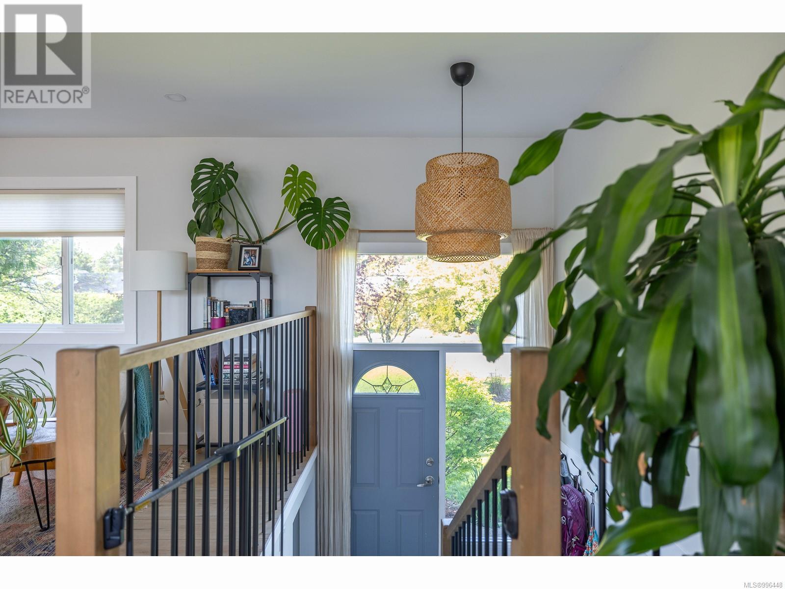 Property at 382 TEMPLE St image 5