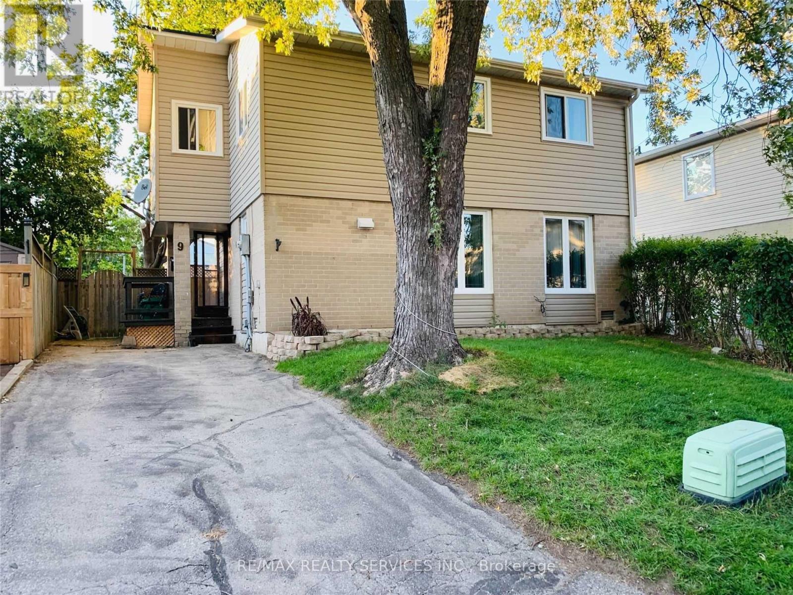 UPPER - 9 HOLMSTEAD COURT, Brampton, Ontario