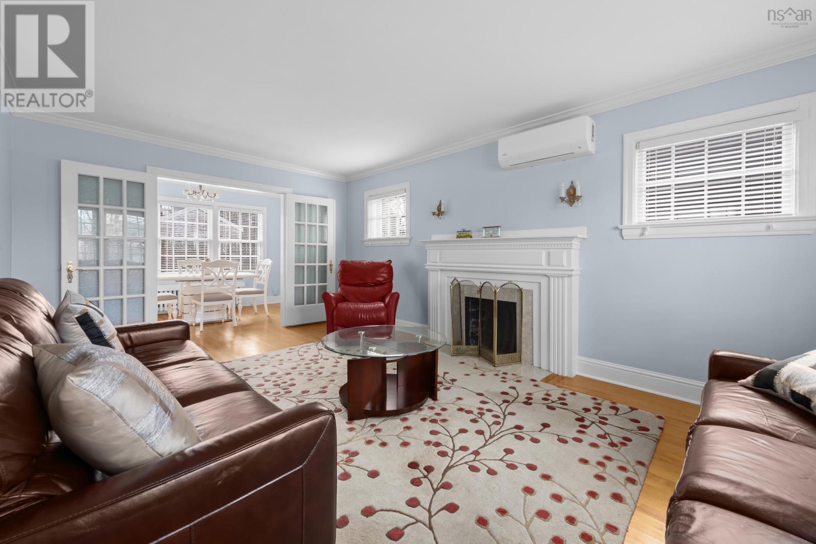 Property at 2535 Connaught Avenue image 5