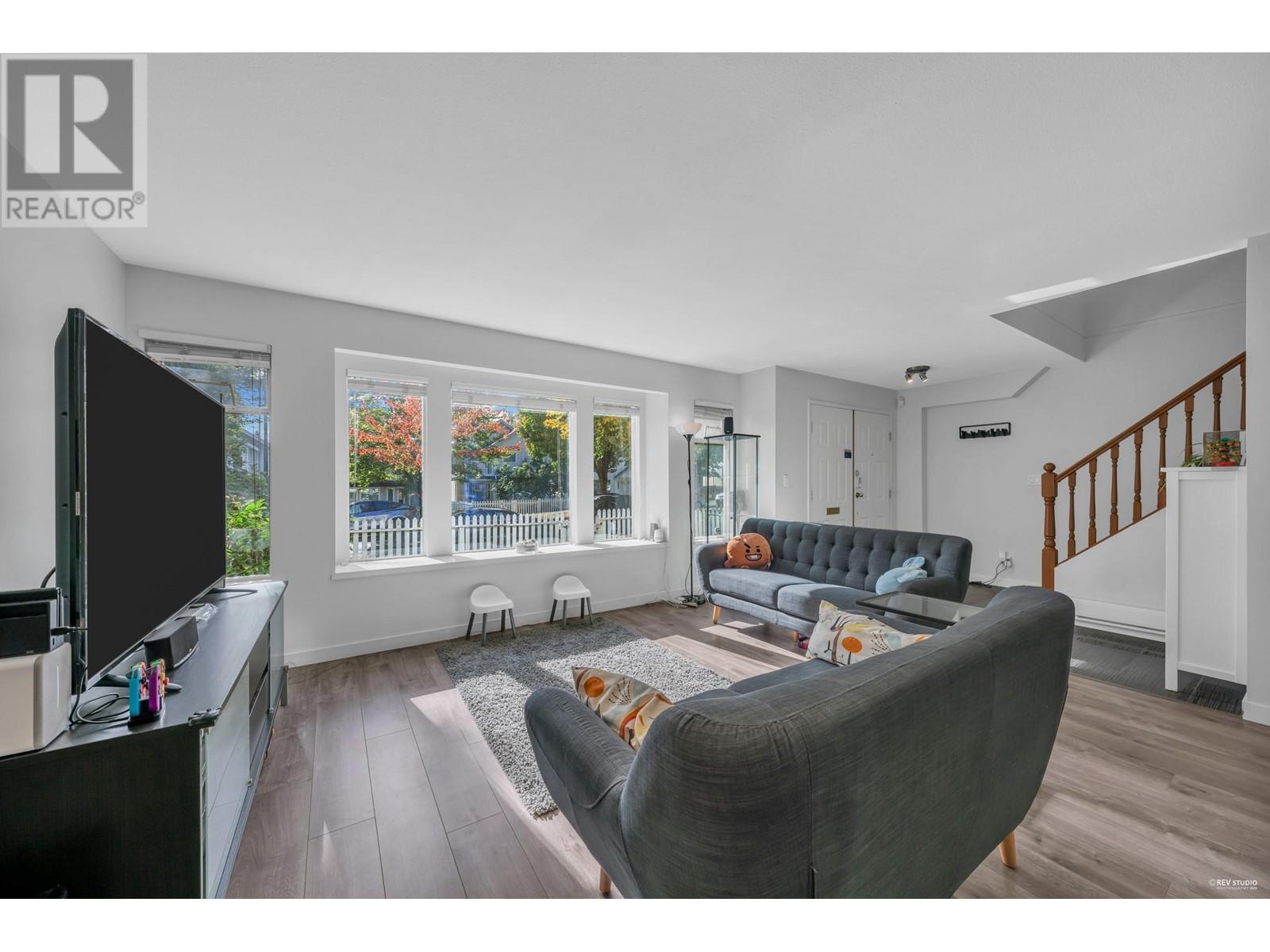 3529 Napier Street, Vancouver, British Columbia  V5K 2X8 - Photo 2 - R2994883