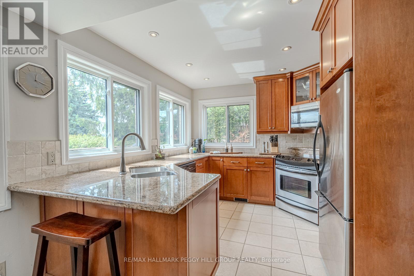 Property at 105 BROADVIEW AVENUE image 3
