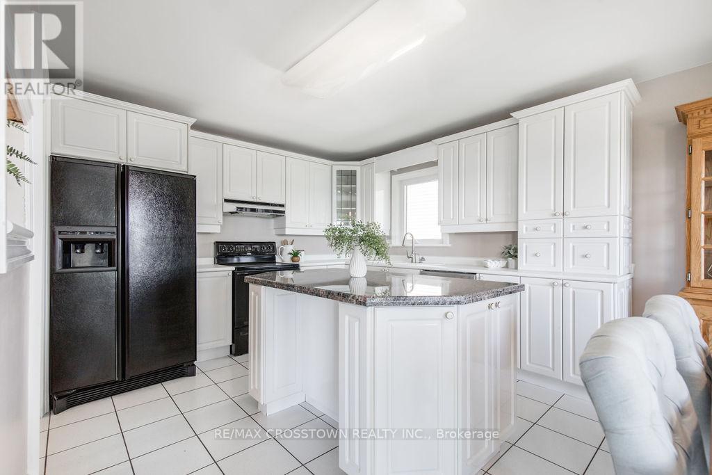 665 Lakelands Avenue, Innisfil, Ontario  L9S 4E5 - Photo 10 - N12108219